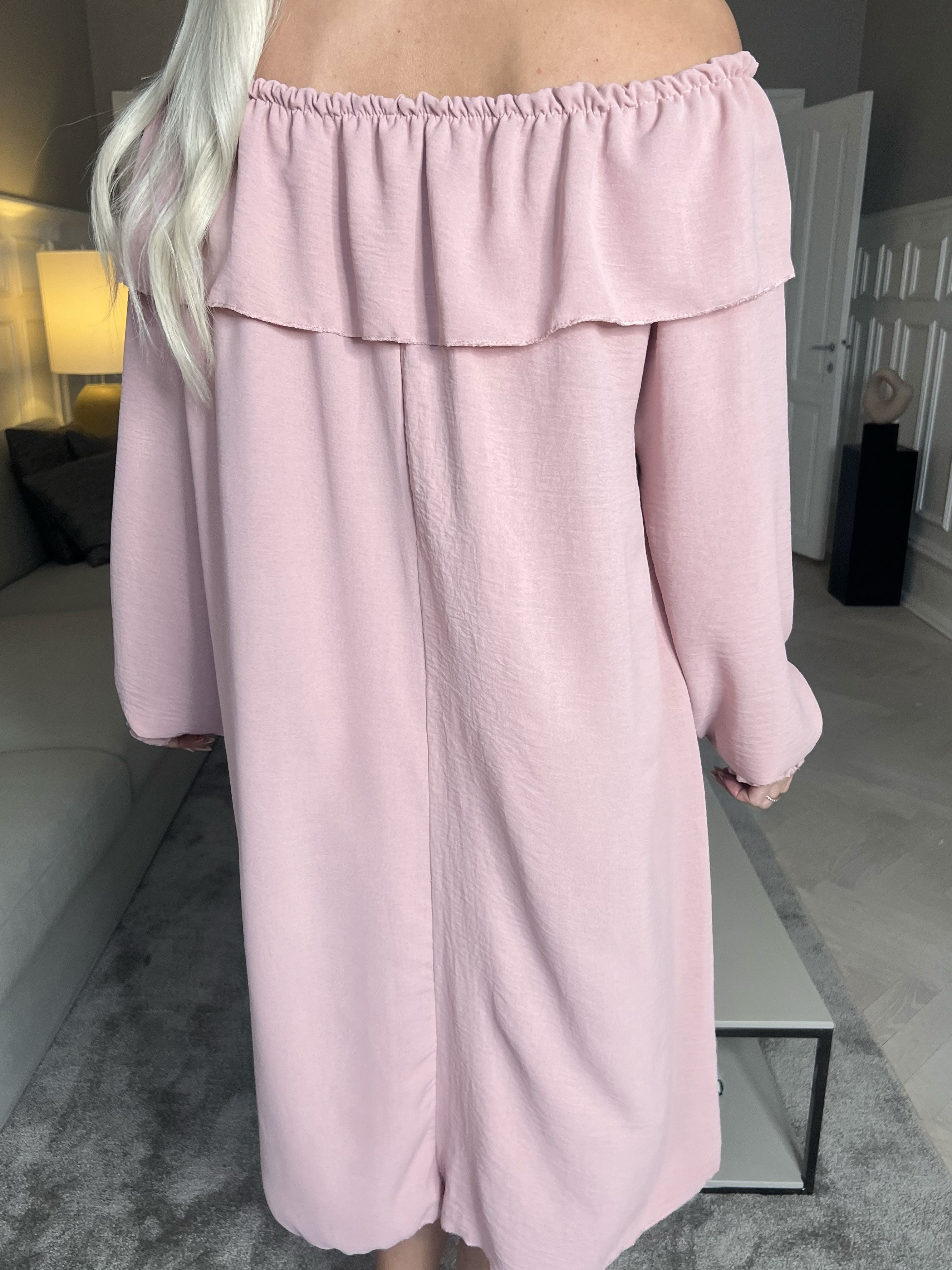 Elpida - Söt klänning med volangkant och ärmar med smock